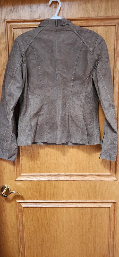 Danier Leather Ladies Jacket with Skincare Spray image indicator(2)