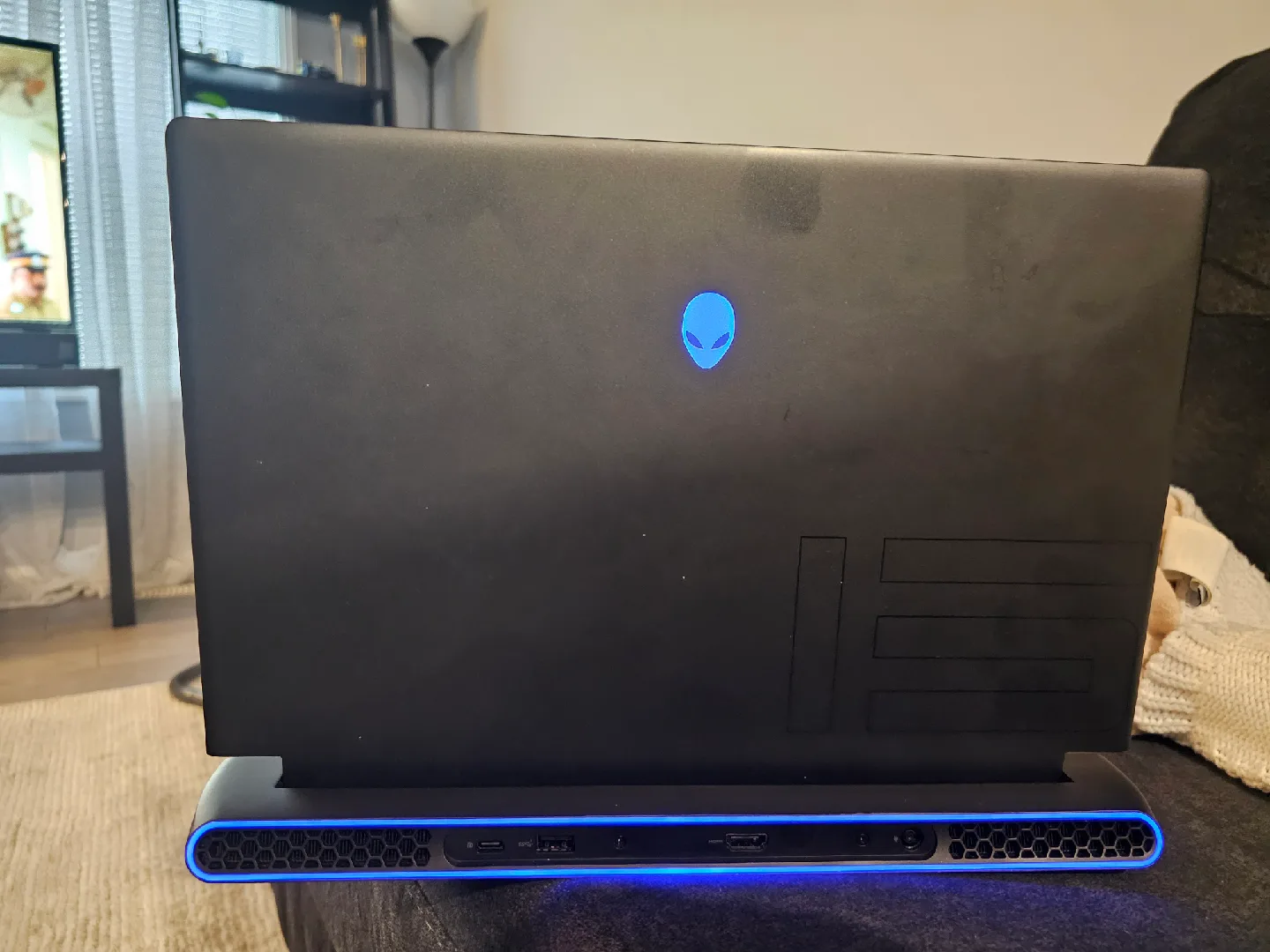 Alienware m15 R5 Ryzen Edition Gaming Laptop - RTX 3070, image indicator(2)
