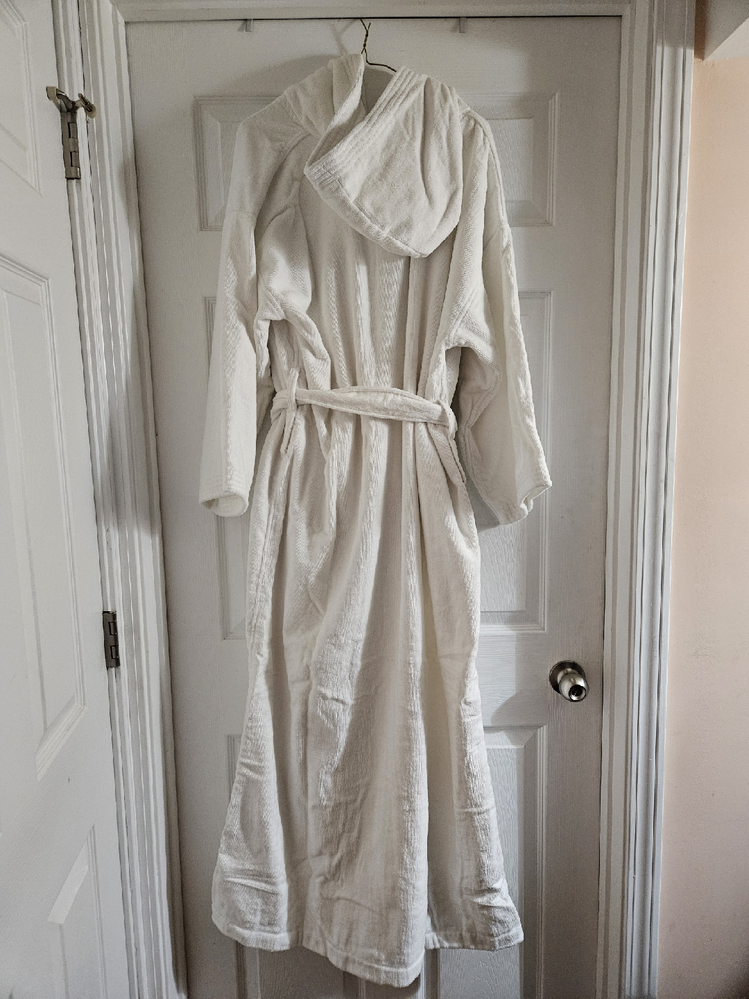 White Hooded Bathrobe - photo 2
