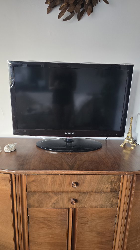 Samsung 32" TV with Google Chromecast