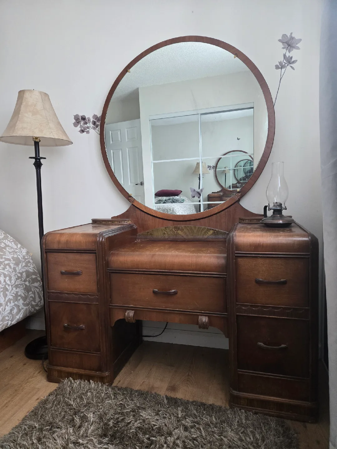 Vintage Vanity with Mirror & Stool image indicator(2)