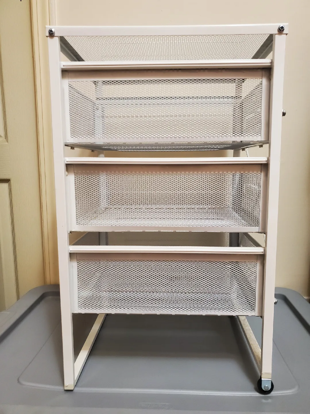 White Metal Mesh 3-Drawer Rolling Cart image indicator(2)
