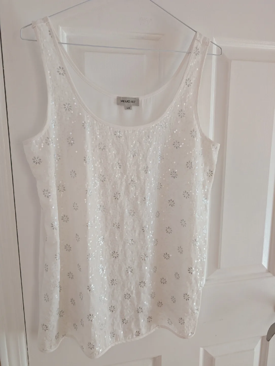 A bundle of 3 tops in black and white, size M image indicator(3)