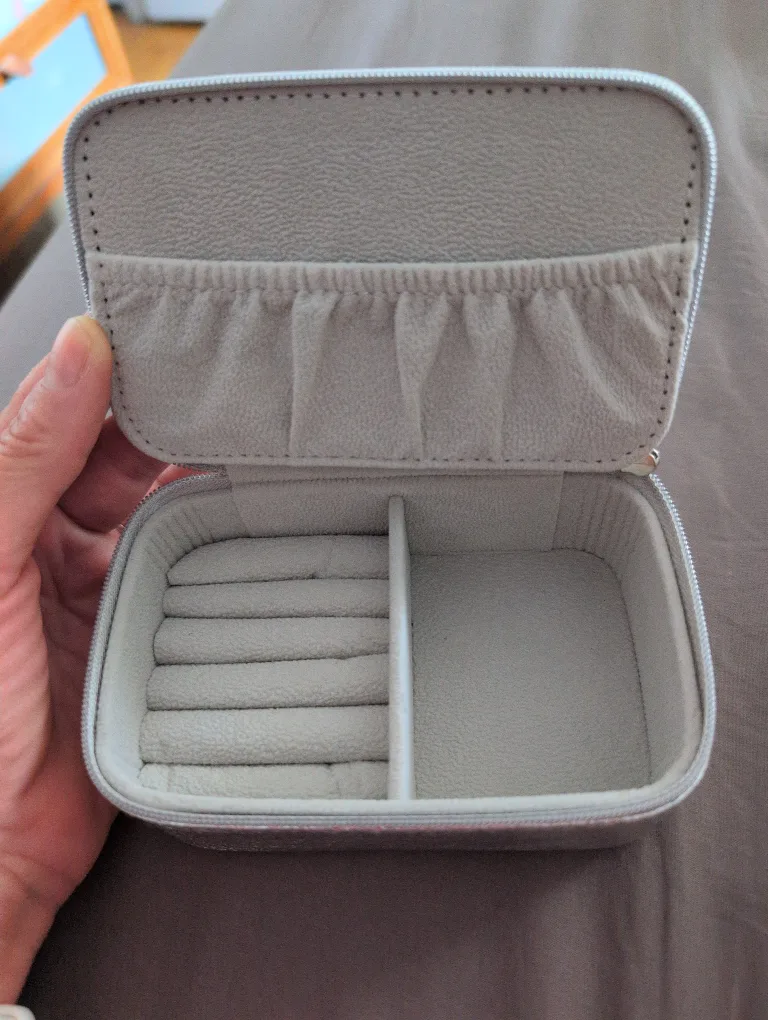 Silver Travel Jewelry Case image indicator(2)