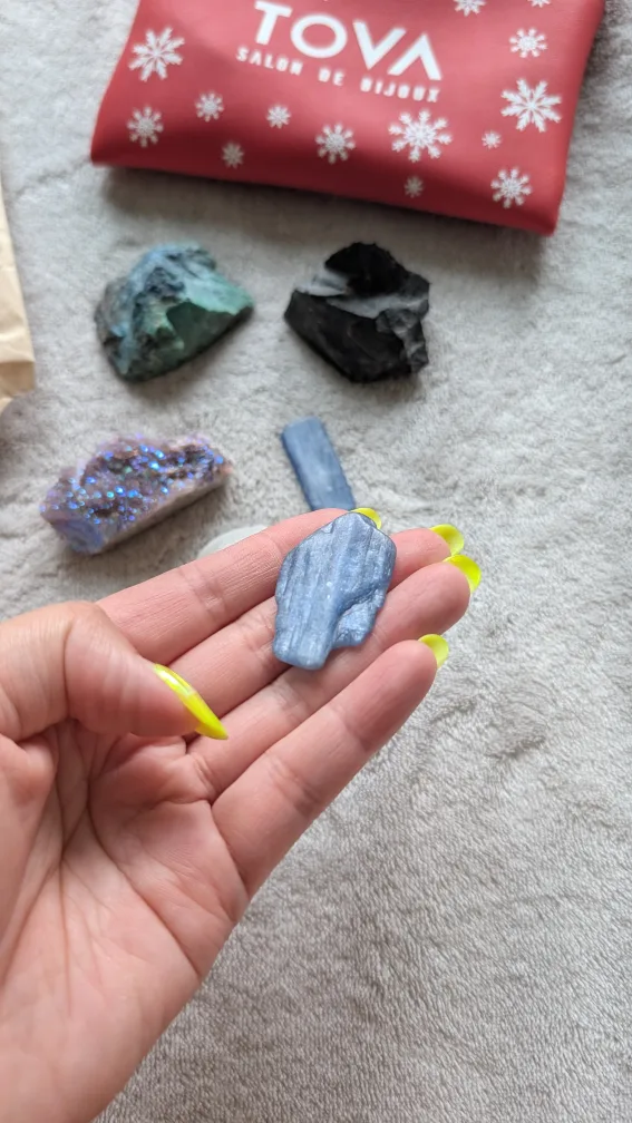 Lot of crystals image indicator(4)