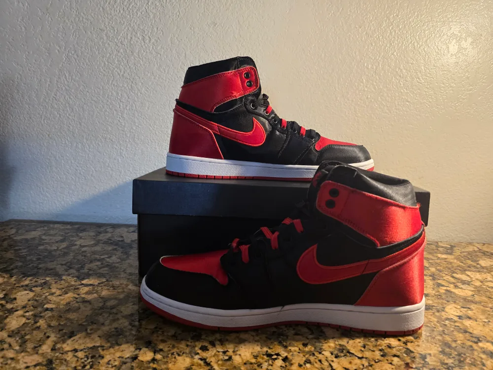 Jordan 1 Retro OG 2023 High Satin Bred thumbnail