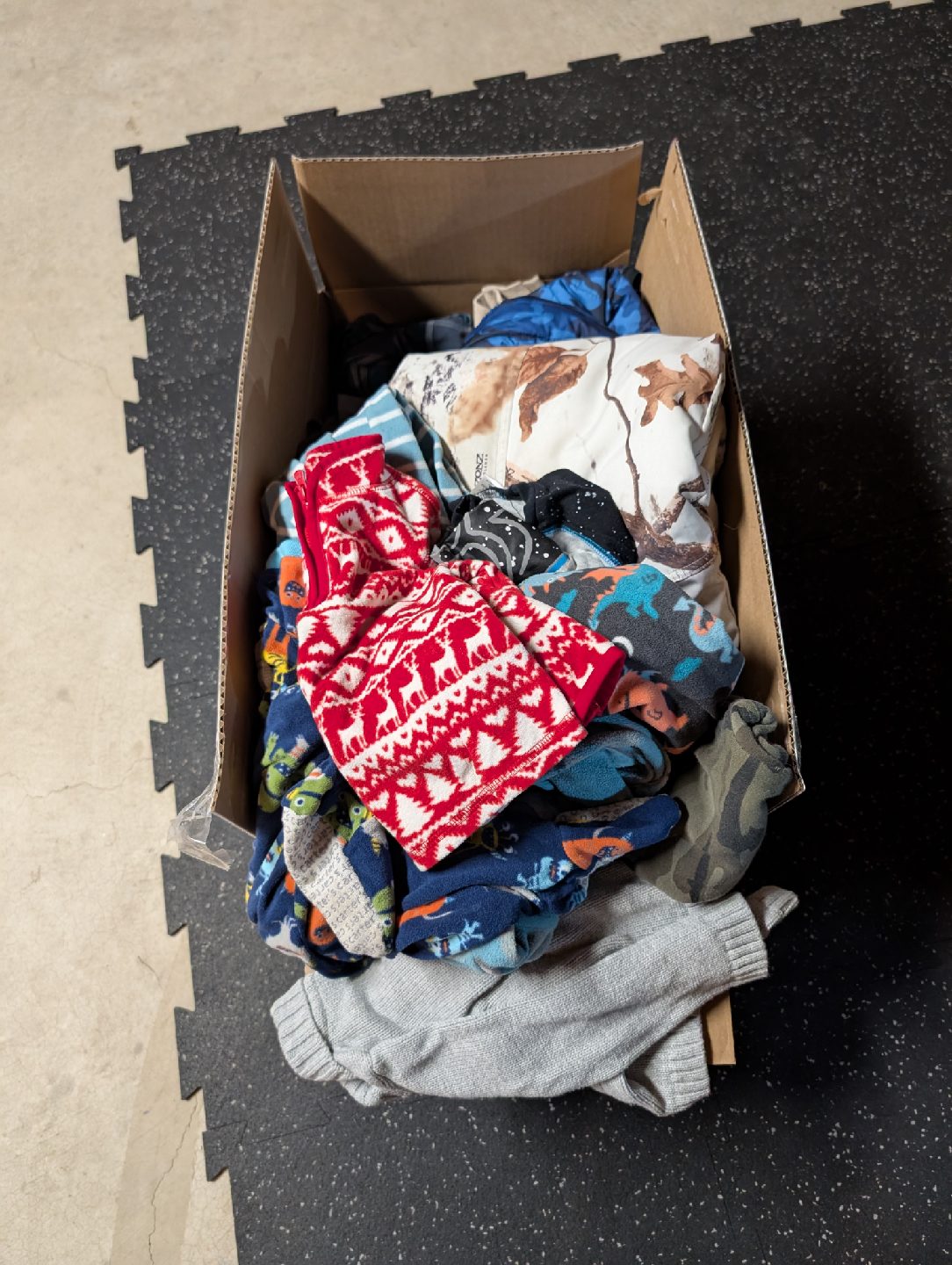 Box of assorted kids clothing 12m-4t - photo 2