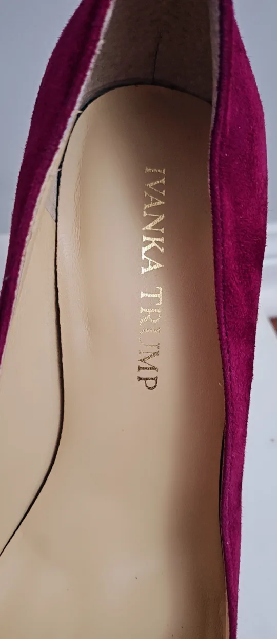 💓💖Ivanka Trump Suede Heels - Size 6 image indicator(3)