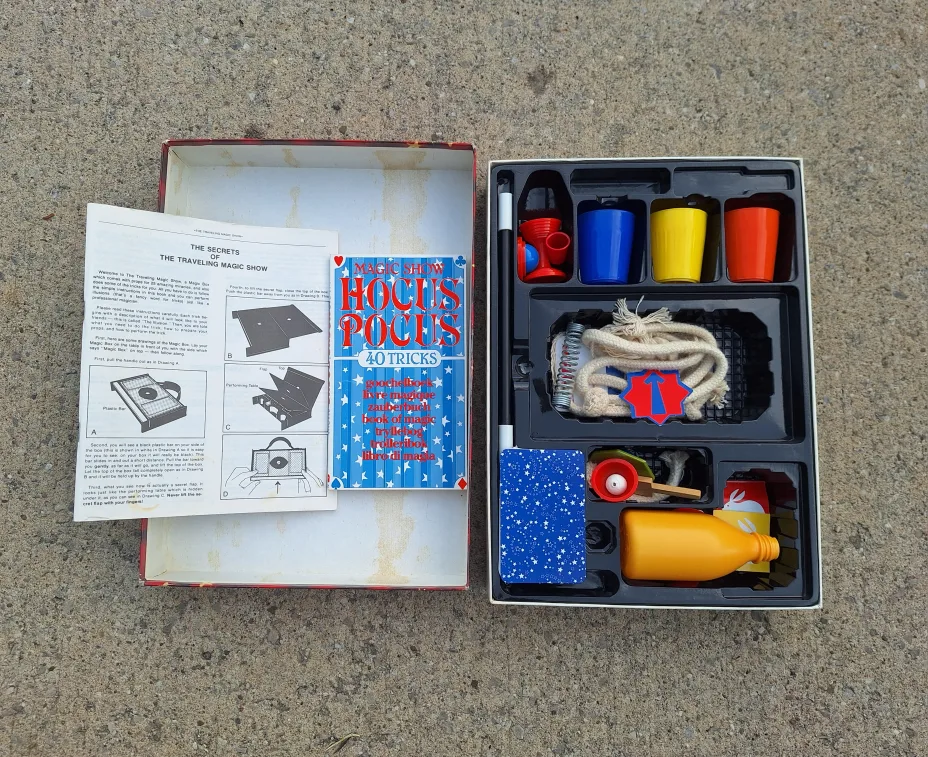 Hocus Pocus Magic Show 40 Tricks (Kit Cat Club rescue) image indicator(2)