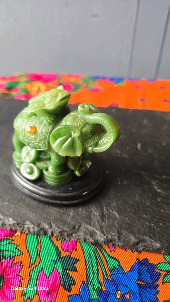 Green Jade Elephant & Toad Figurine image indicator(3)
