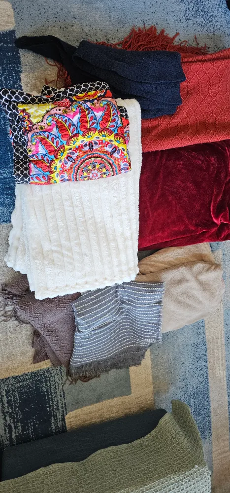 Assorted Throw Blankets - Cozy & Stylish thumbnail