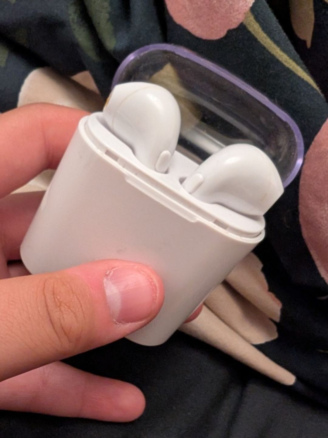 White Wireless Earbuds - photo 2