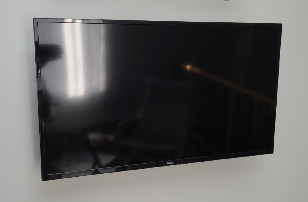 Haier 40D3505 40" LED HDTV - Like New!