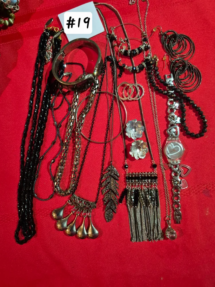 Mixed Lot of Costume Jewellery thumbnail
