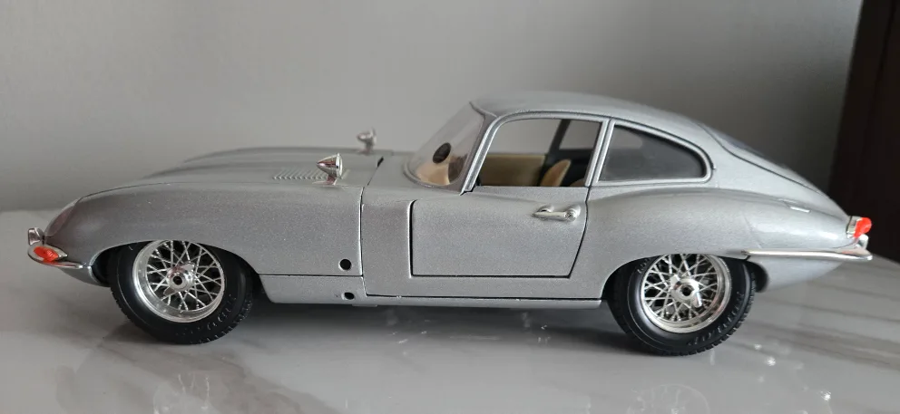 Vintage 1961Jaguar E-Type Diecast Model Car #3038 image indicator(10)