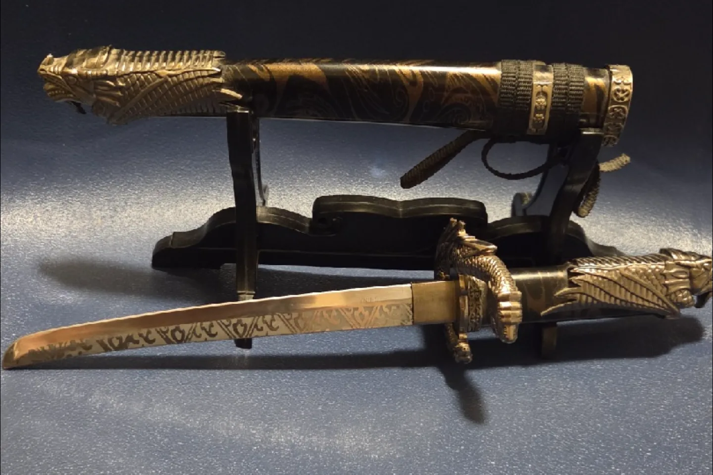 Decorative Dragon Tanto Sword with Stand image indicator(2)