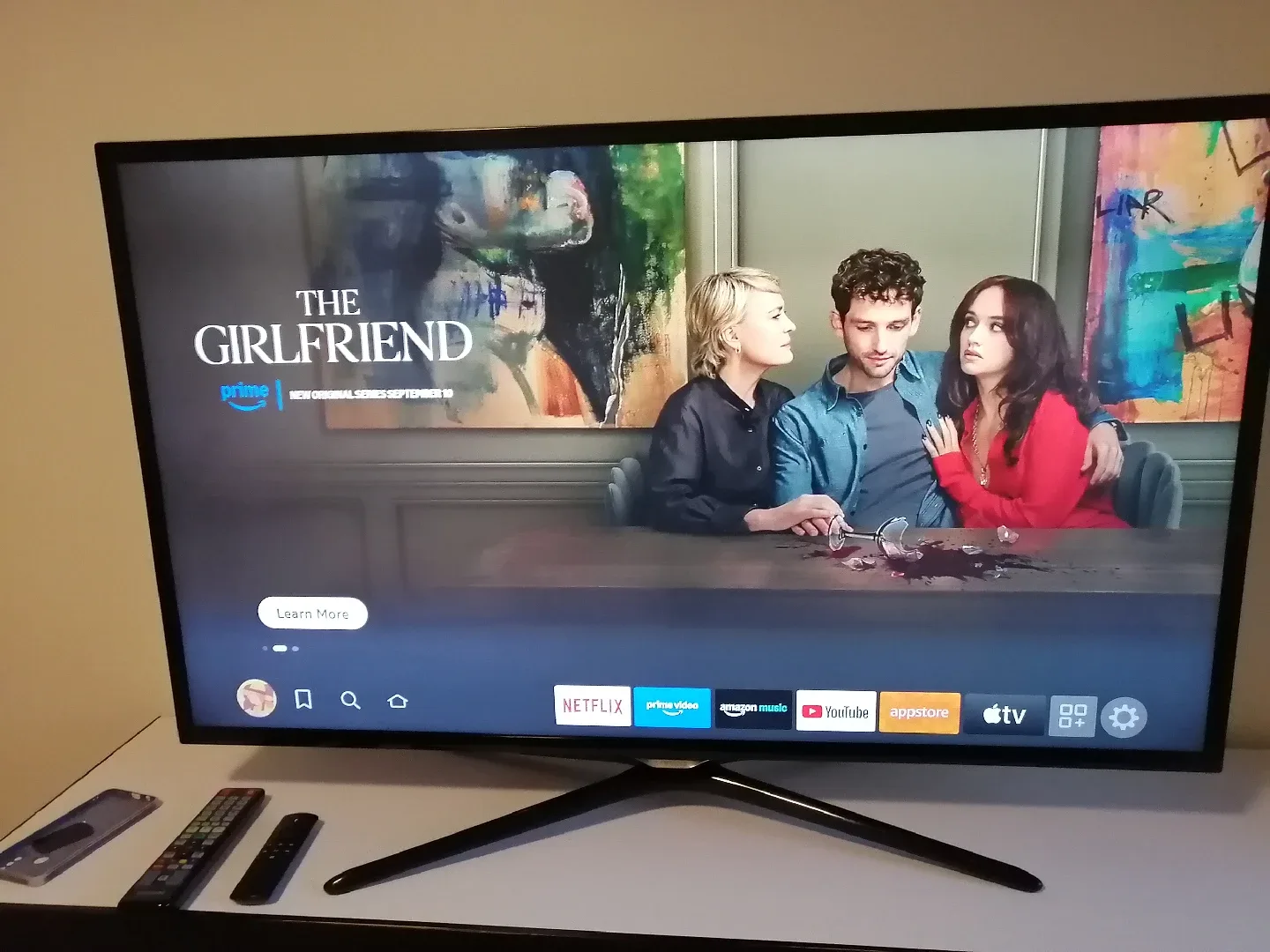 Samsung 46" 1080p LED smart TV with remote. image indicator(2)