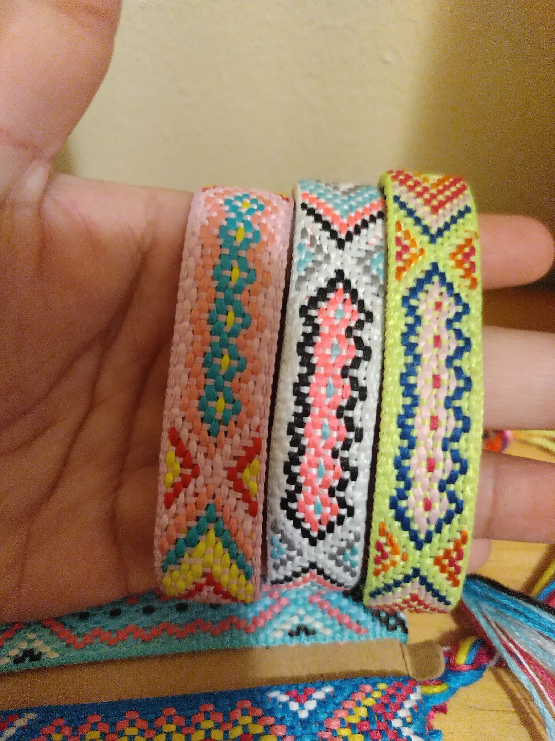 Handmade friendship bracelet image indicator(2)
