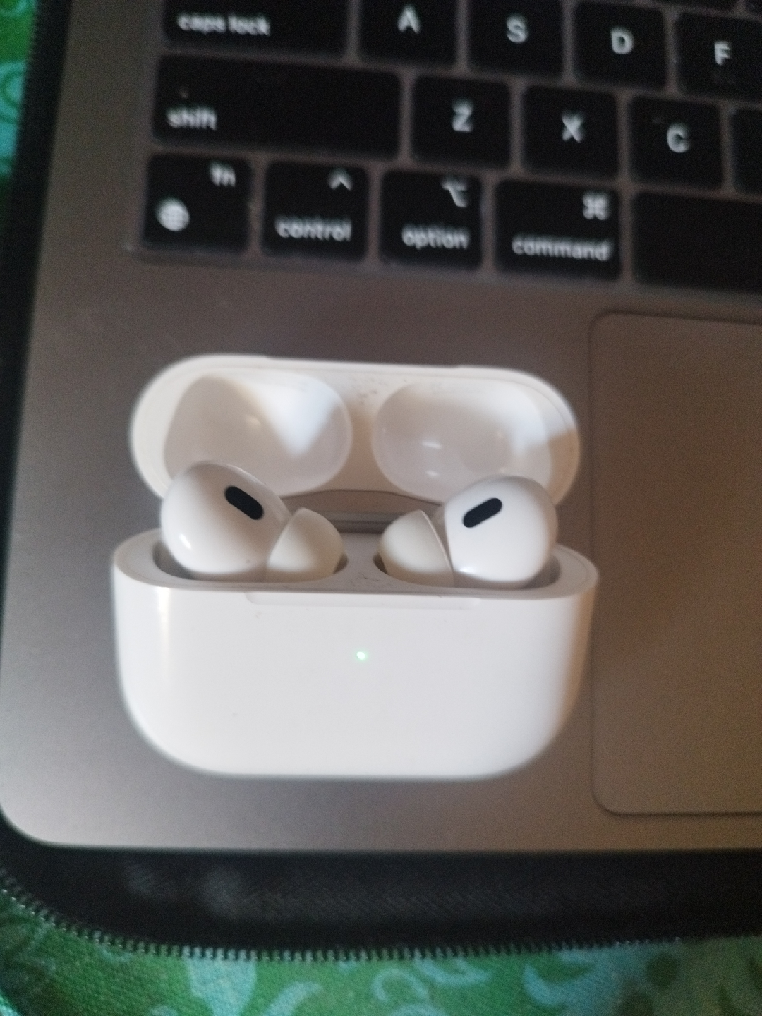 Apple AirPods Pro 2nd Gen - photo 2