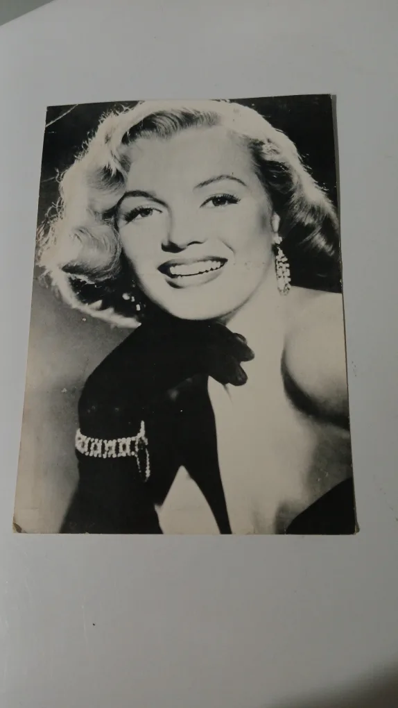 vintage postcard from 1988 of Marilyn  Monroe thumbnail