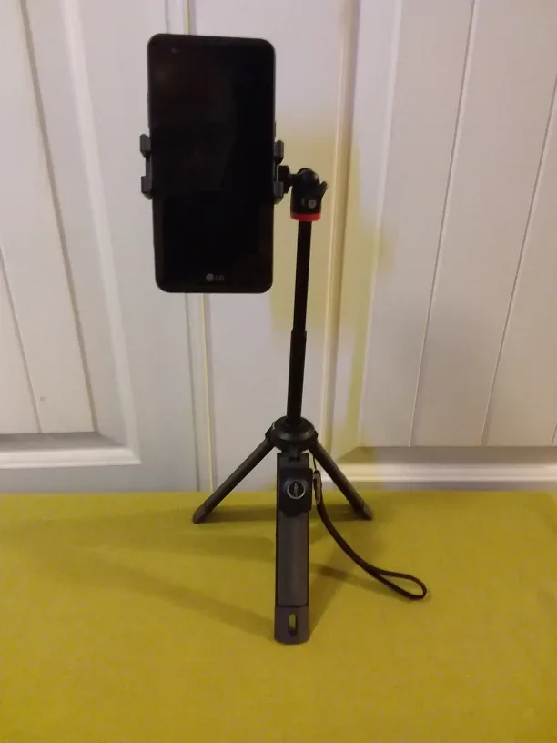 ➡️ Phone Tripod w / Detachable Remote Button 📱 🆕 🥕 thumbnail