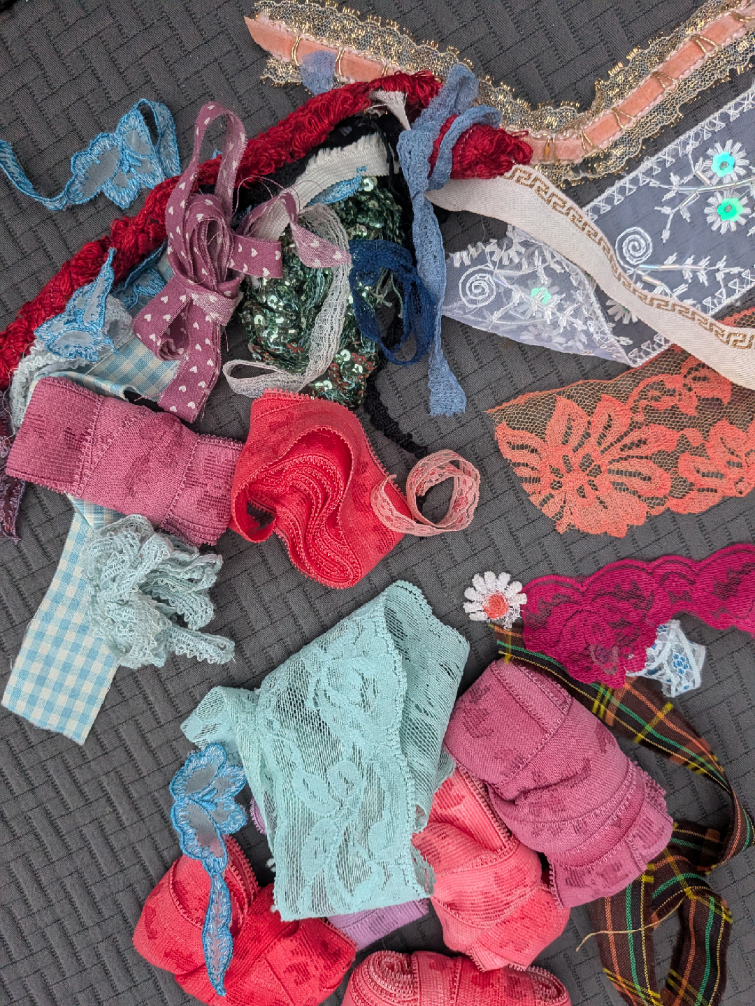 Assorted vtg lace, trim & ribbon Pieces - photo 2
