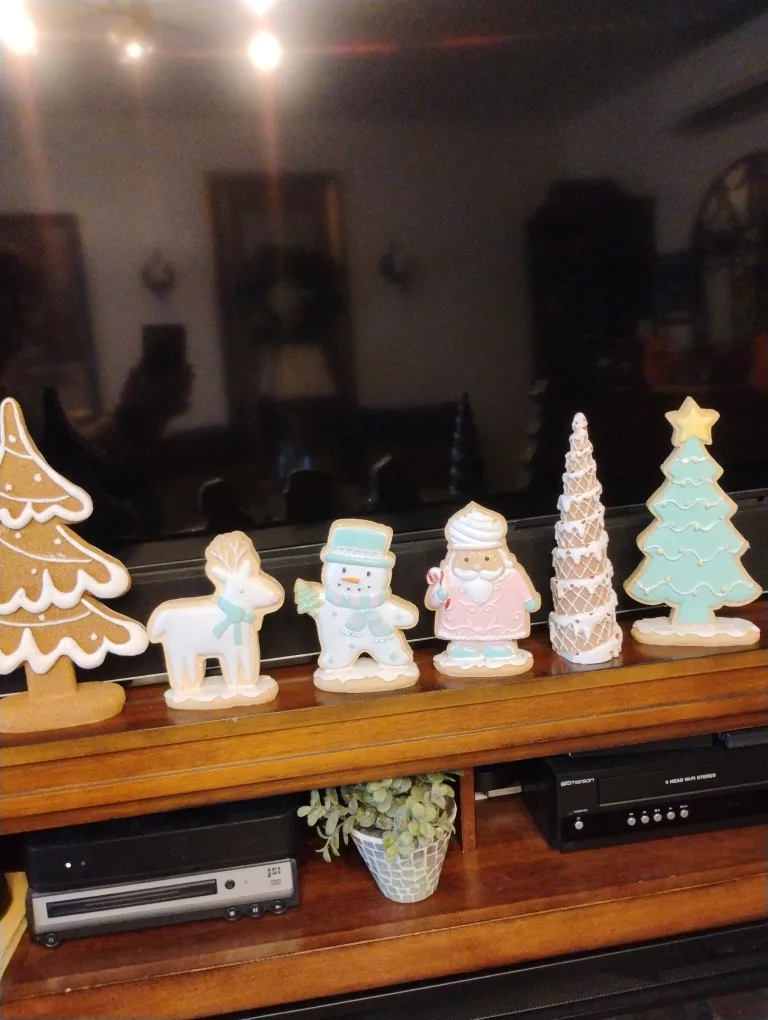 Gingerbread House Christmas Decor image indicator(5)