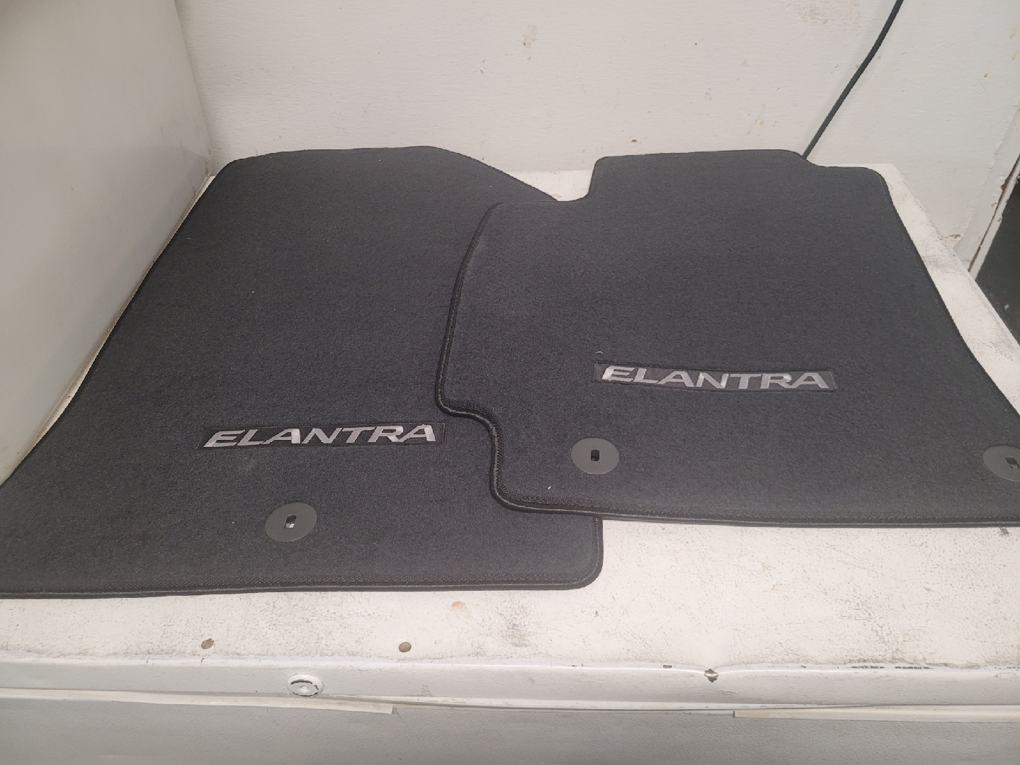 Hyundai Elantra Car Mats - Like New! - photo 3