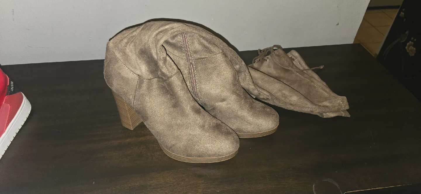 Thigh High Boots - Size 10 image indicator(2)