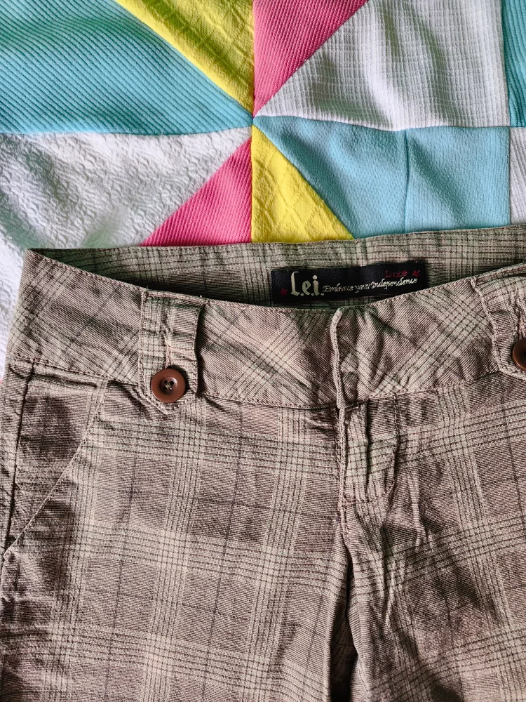 2000s L.e.i brown plaid board shorts image indicator(3)
