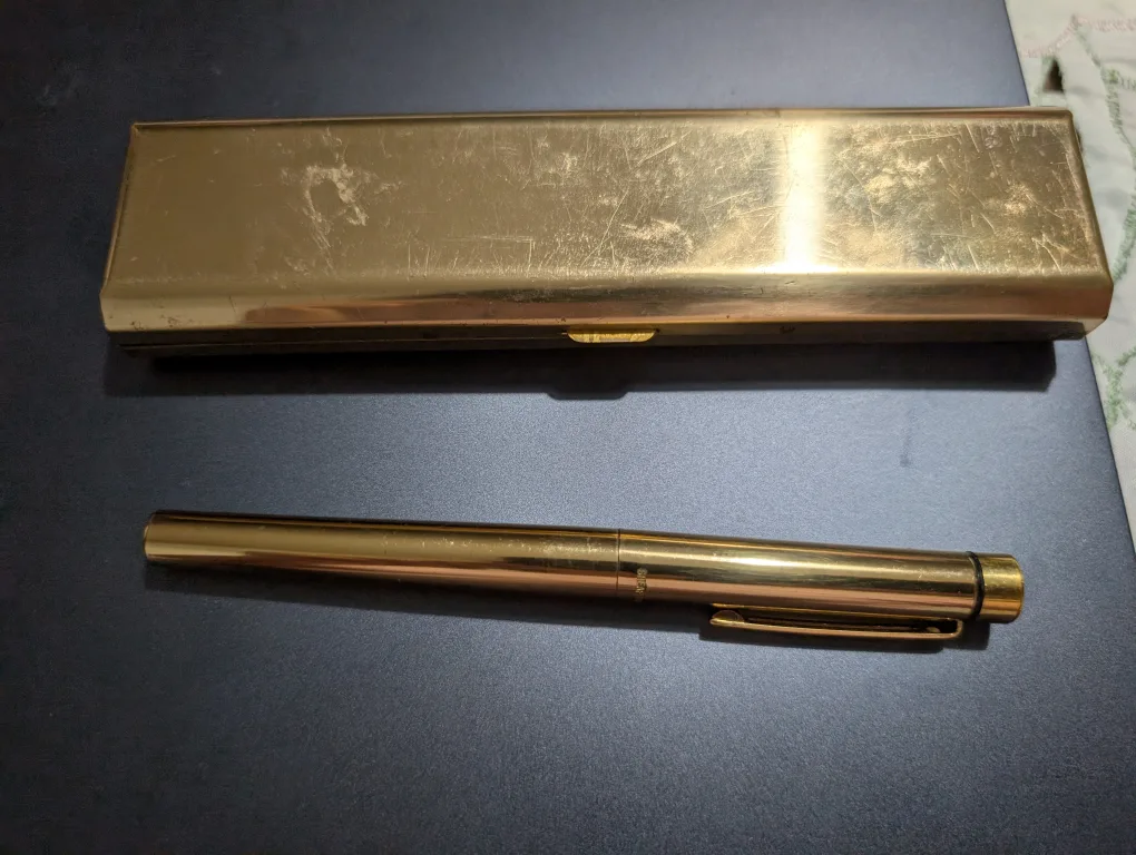 Sheaffer Gold Fountain Pen with Case image indicator(2)