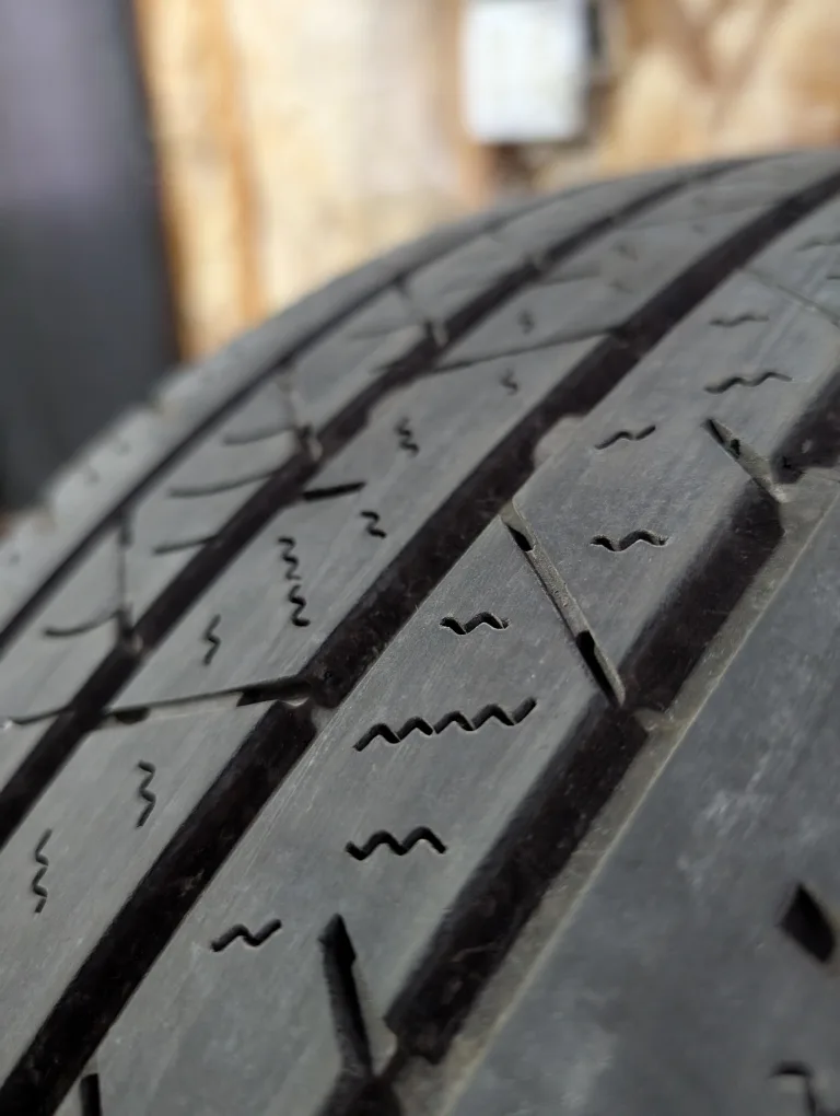 (4)-235/55R19 Continental Cross Contact All Season Tires image indicator(5)