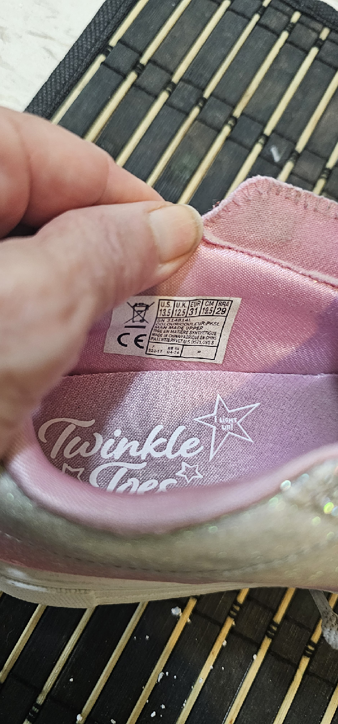 Skechers Twinkle Toes Size 13.5 Kids Shoes - photo 3