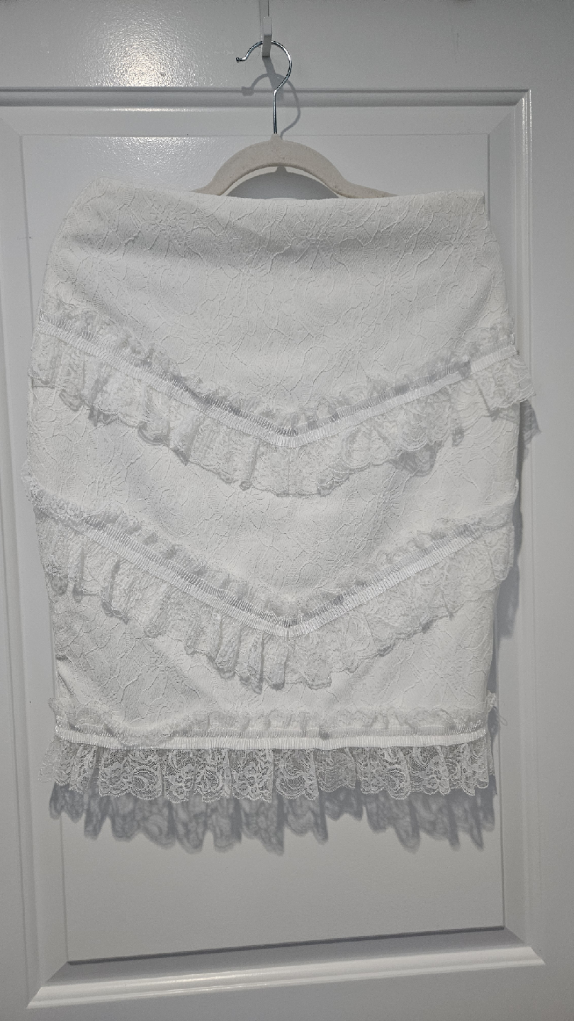 White Lace Skirt, sits right above knee, Size Medium