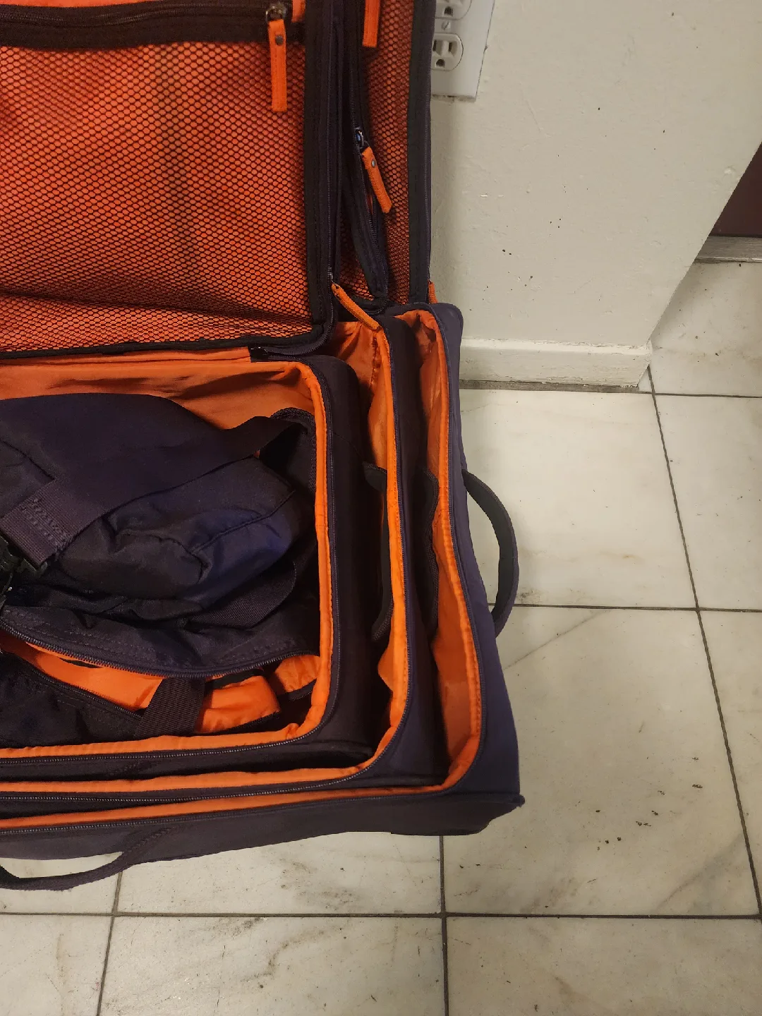 American Tourister Purple Rolling Suitcase image indicator(6)