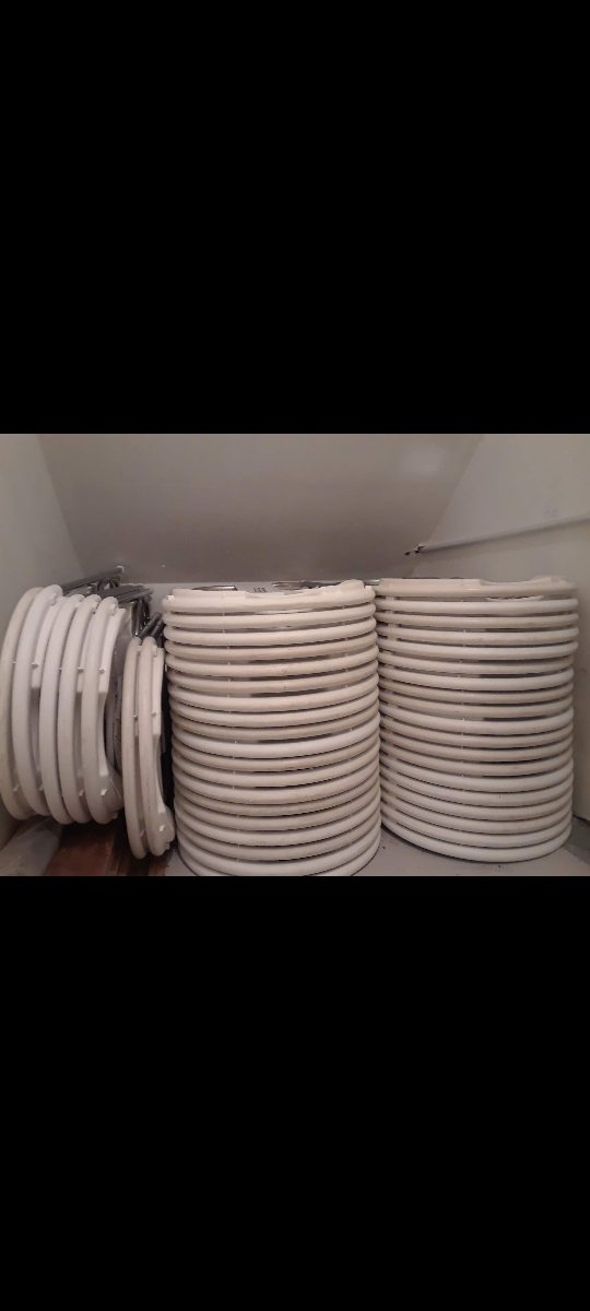 45 White plastic & metal fan back folding chairs - photo 3
