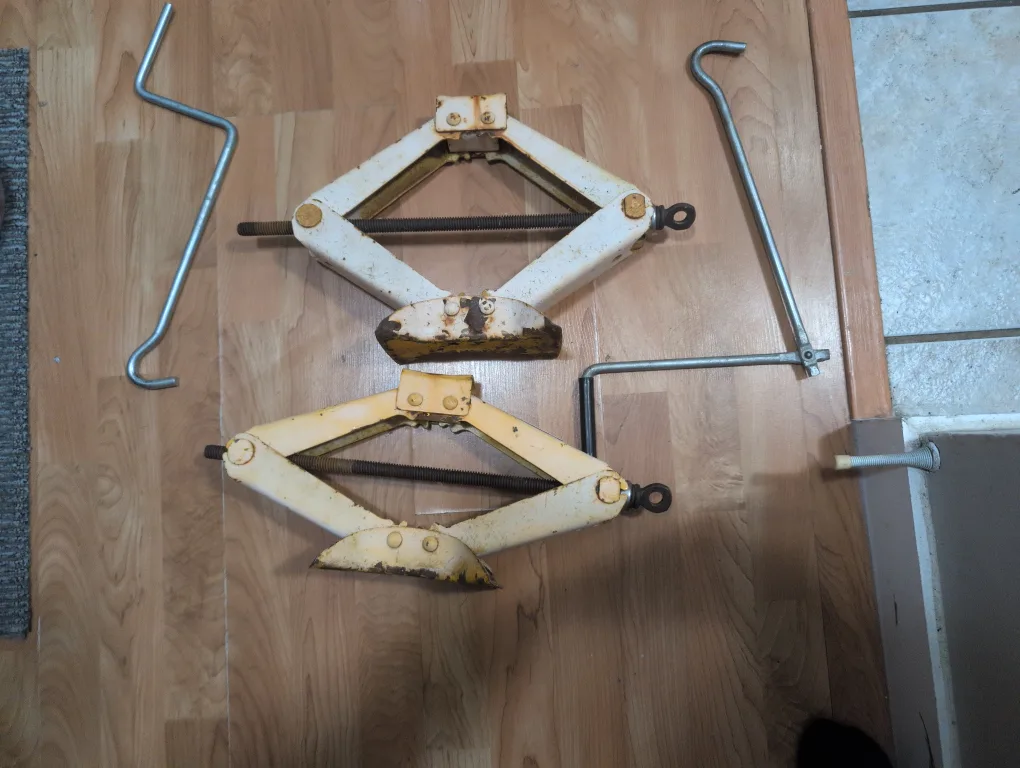 Two 2-Ton Scissor Jacks thumbnail