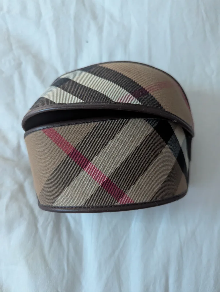 ⭐Burberry sunglasses case thumbnail