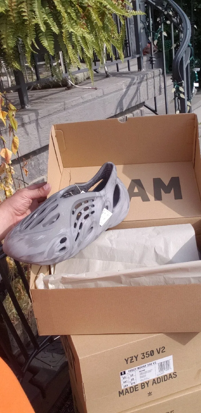 YEEZY LOT - (4 pairs) Sz.11 & (3 pairs) Sz. 10.5 image indicator(6)