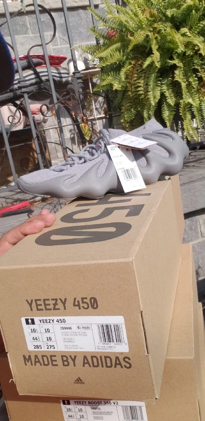 YEEZY LOT - (4 pairs) Sz.11 & (3 pairs) Sz. 10.5 image indicator(3)