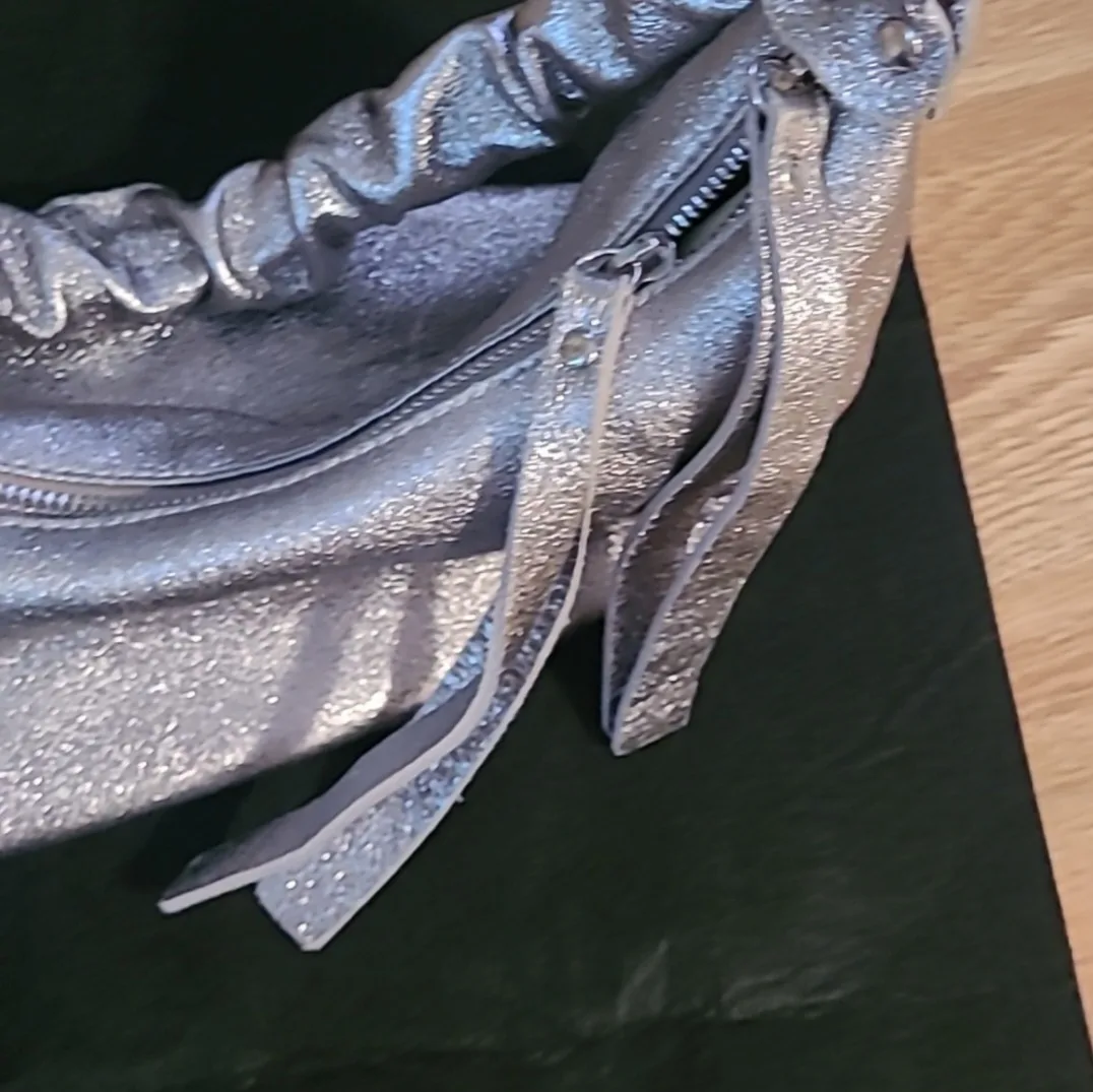 Silver Metallic Shoulder Bag image indicator(3)