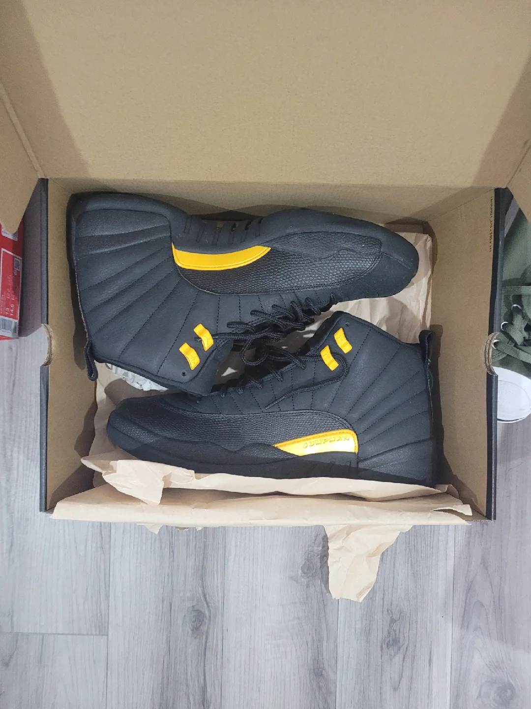Air Jordan 12 Retro Black/Taxi Size 13.5 image indicator(2)