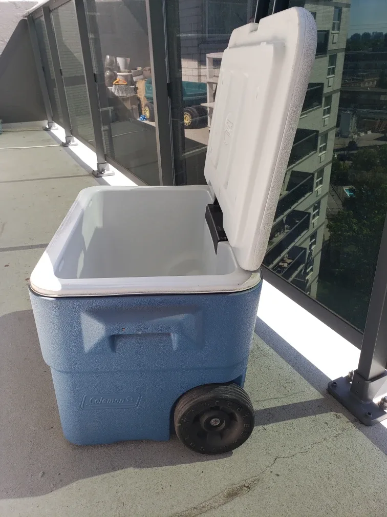 Coleman Rolling Cooler - Blue image indicator(3)