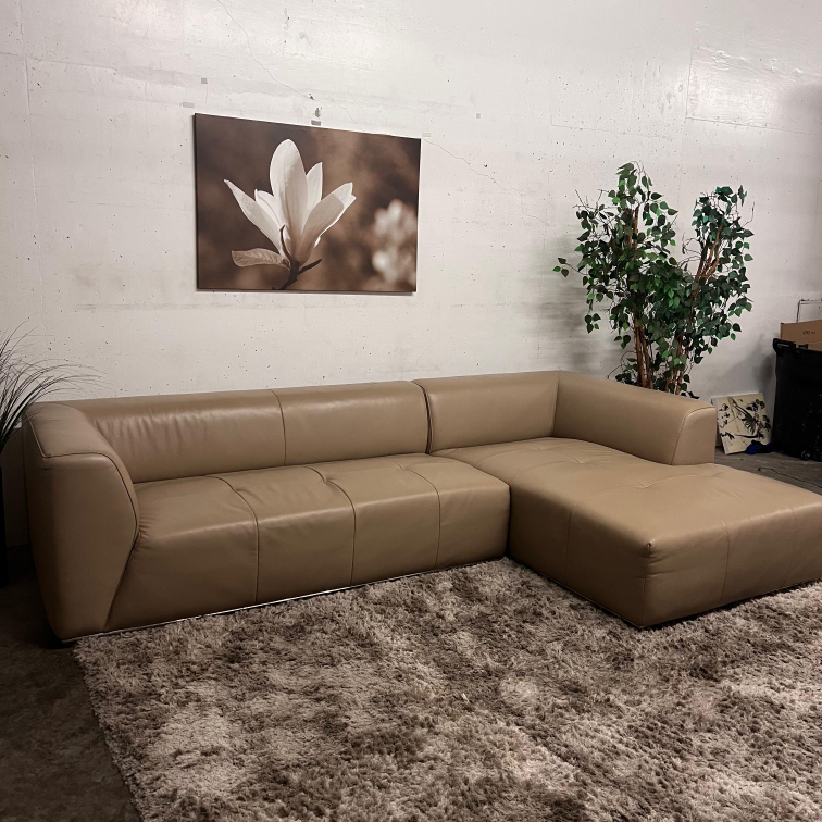 Mint condition CB2 leather sectional. delivery available - photo 4