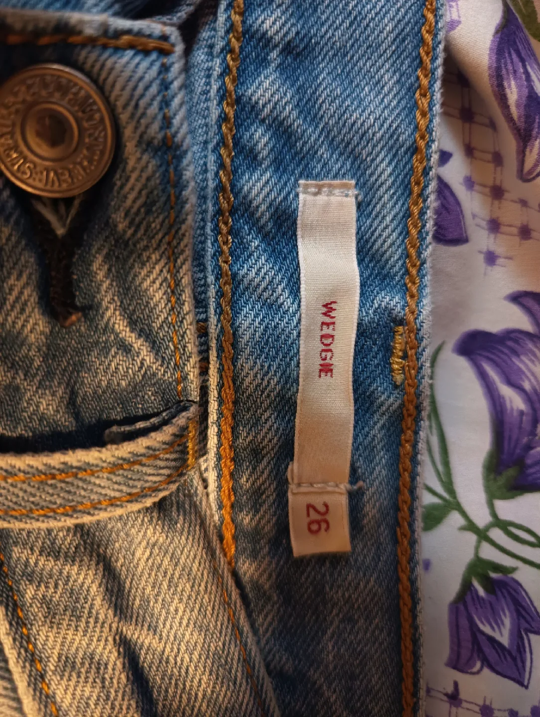 Levi's Wedgie Premium Jeans, Size 26 image indicator(4)