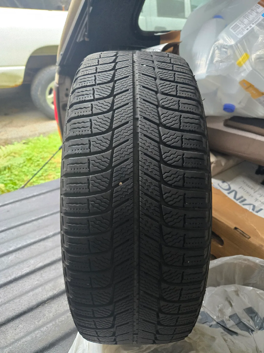 4 Michelin X-Ice 205/55R16 Winter Tires image indicator(4)