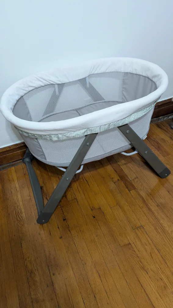 Ingenuity Foldaway Portable Baby Bassinet image indicator(2)