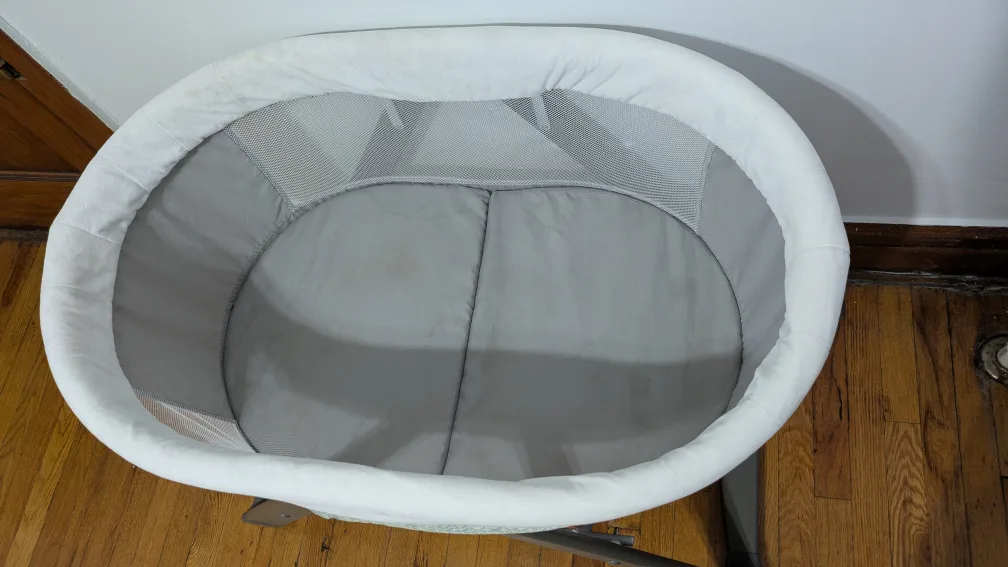 Ingenuity Foldaway Portable Baby Bassinet image indicator(3)