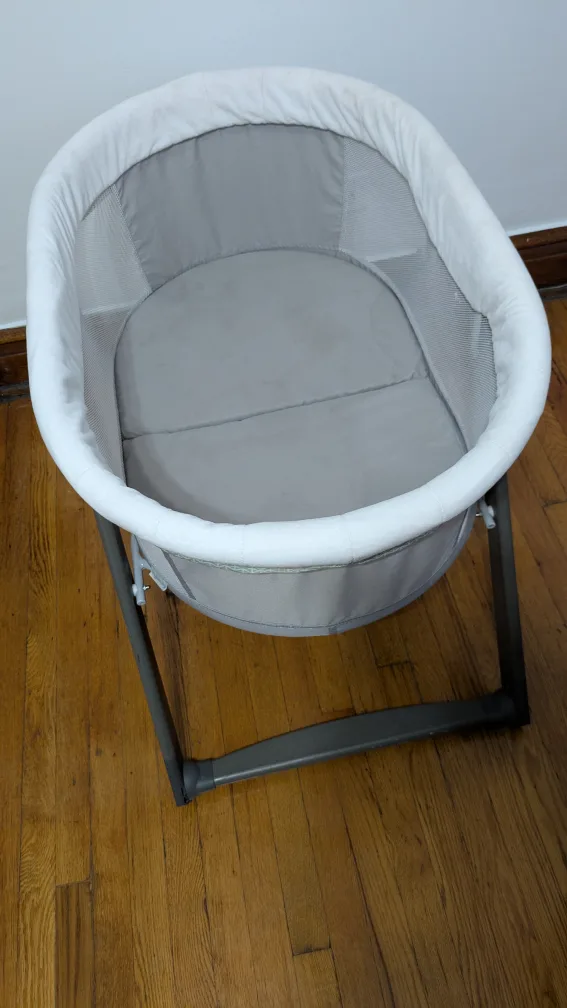 Ingenuity Foldaway Portable Baby Bassinet image indicator(5)