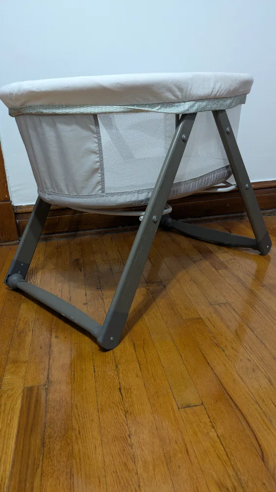 Ingenuity Foldaway Portable Baby Bassinet image indicator(6)